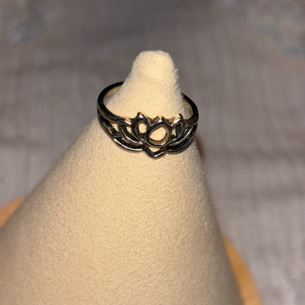 Silver ring
Size 7 - Picture 2 of 2